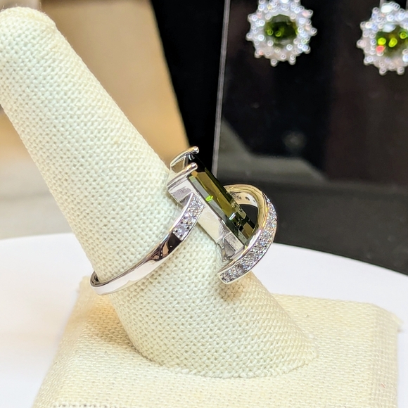 Unique & Brilliant CZs Statement Ring - Picture 3 of 4